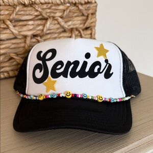 Senior Snapback hat in black/white with smiley chain